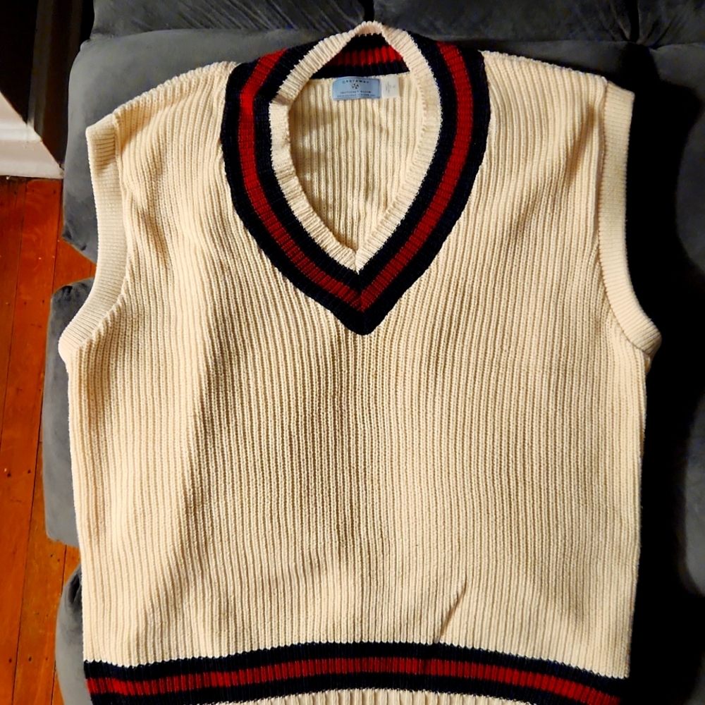 Castaway- XL -Cream V-Neck Vested Sweter